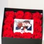 Scatola con rose rosse stabilizzate e foto polaroid