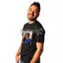 t-shirt nera stampata con grafiche e foto
