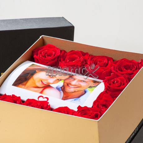 flower box con rose rosse stabilizzate e foto personalizzate