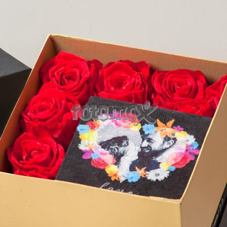 scatola di rose stabilizzate rosse e stampa su tela